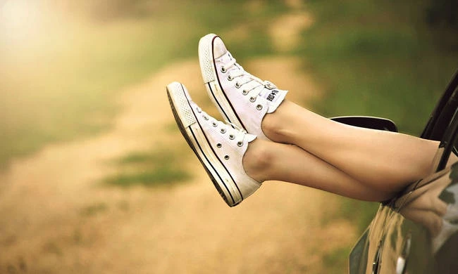 Αυτό είναι το κόλπο για να μην μυρίζουν τα παπούτσια σου!